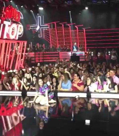 Gessica Kayane leva tombaço no palco do 'Só Toca Top' 