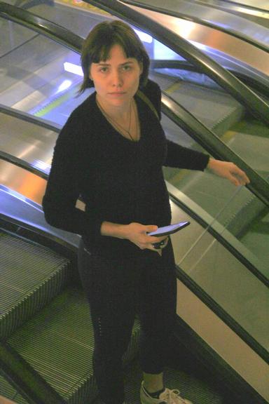 Leticia Colin exibe a barriguinha de grávida durante passeio pelo shopping