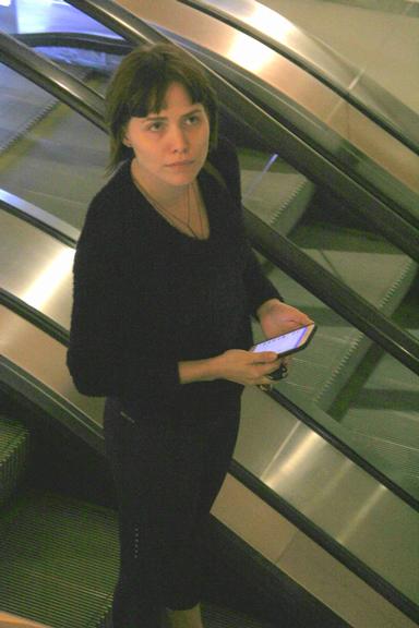 Leticia Colin exibe a barriguinha de grávida durante passeio pelo shopping