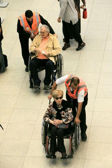 Tarcisio Meira e Gloria Menezes no aeroporto