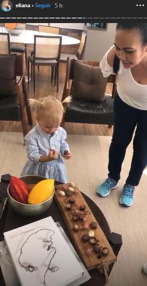 Filha de Eliana se encanta dentro de fábrica de chocolate