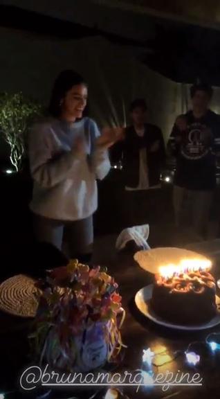 Bruna Marquezine comemora 24 anos com festinha em casa