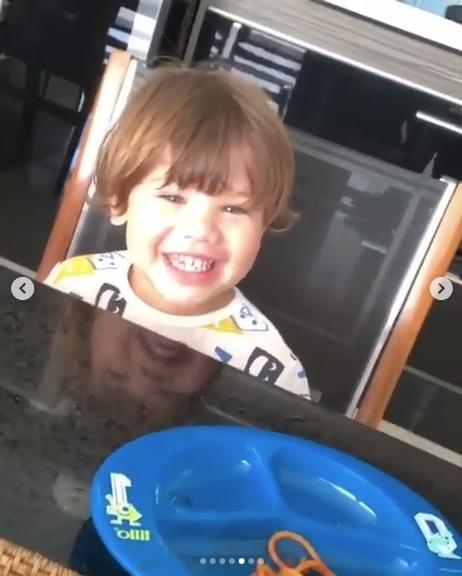 Filhos de 2 anos de Gusttavo Lima dá comida na boca do pai