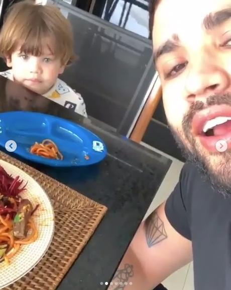 Filhos de 2 anos de Gusttavo Lima dá comida na boca do pai