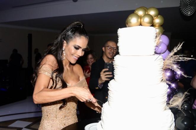 Daniela Albuquerque comemora 37 anos com festa luxuosa
