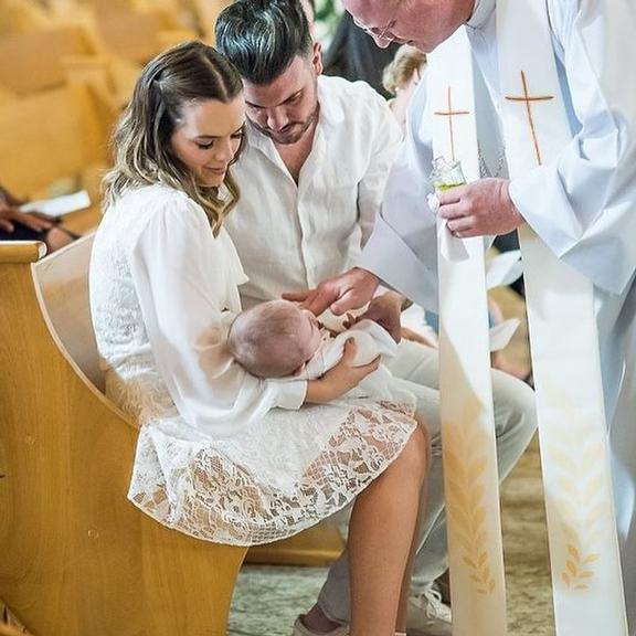 Thaeme Mariôto mostra detalhes do batismo de Liz