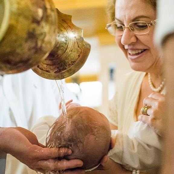 Thaeme Mariôto mostra detalhes do batismo de Liz
