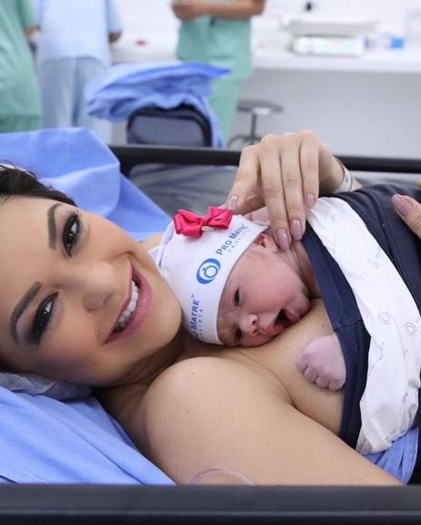 Amanda Françozo mostra fotos inéditas do nascimento da filha