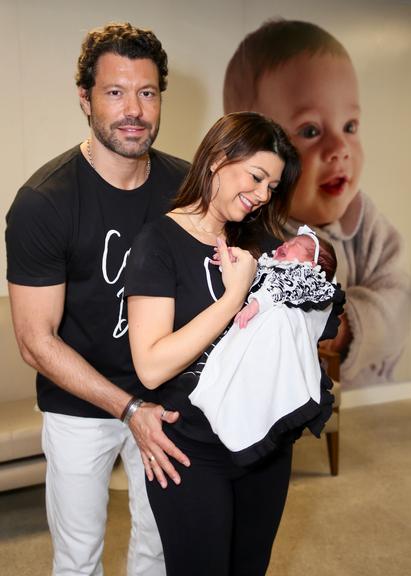 Amanda Françozo deixa a maternidade com a filha Vitória