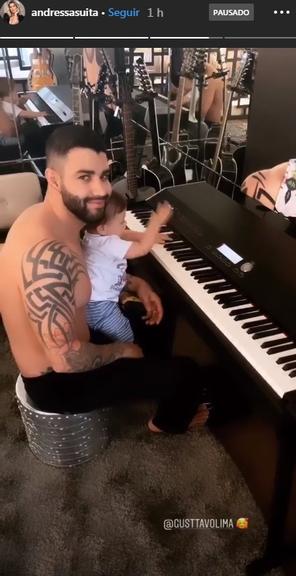 Gusttavo Lima ensina o caçula, Samuel, a tocar piano