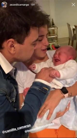 Zezé Di Camargo divide momento com o neto recém-nascido