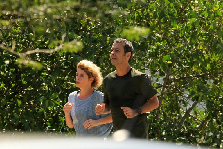 Marcos Palmeira é flagrado correndo com a esposa no Rio de Janeiro