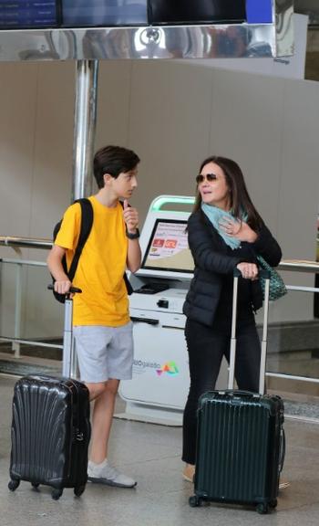 Adriana Esteves e Vladmir Brichta aparecem com o filho