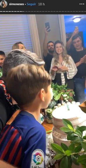 Marido de Simone comemora aniversário com festão em Orlando e anuncia mudança da família 