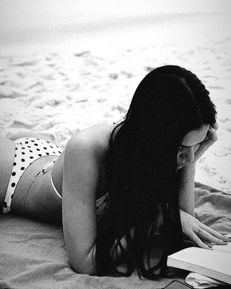 Bruna Marquezine curtindo praia com biquíni de bolinhas