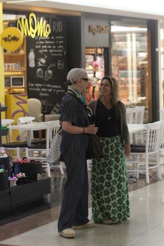 Fernanda Montenegro esbanja simpatia em passeio no shopping