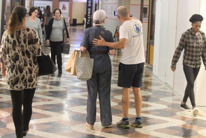 Fernanda Montenegro esbanja simpatia em passeio no shopping