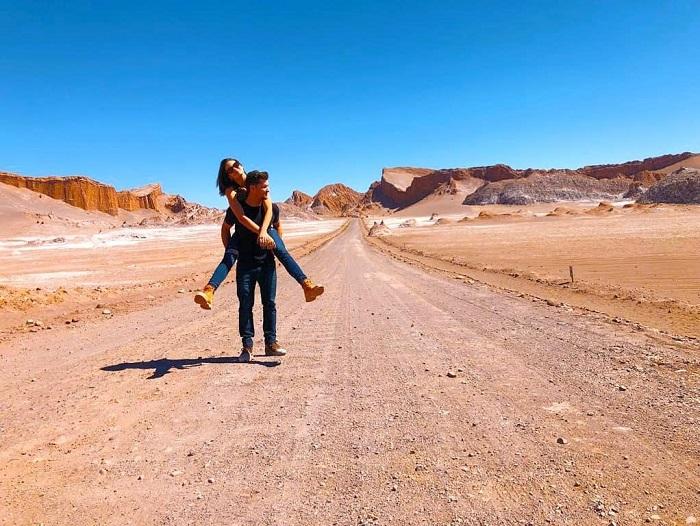 Klebber Toledo e Camila Queiroz no Atacama