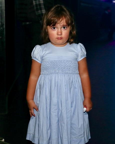 Laura Braga, 4, nos bastidores do show do avô, Roberto Carlos