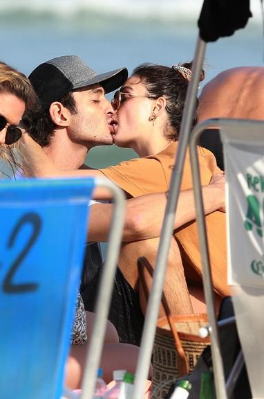 Isis Valverde e André Resende na praia da Barra da Tijuca, neste domingo 8.
