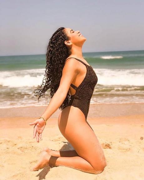 Elana exibe corpo escultural com maiô sexy em dia de praia