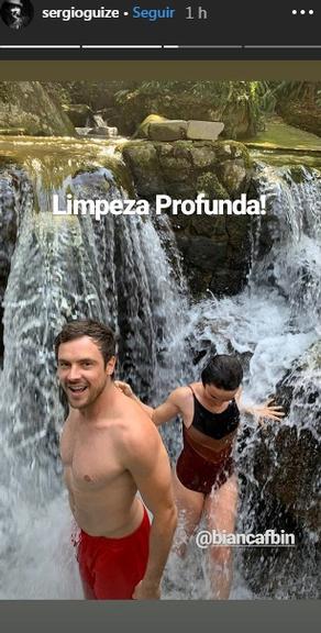 Sérgio Guizé e Bianca Bin curtem dia romântico em cachoeira