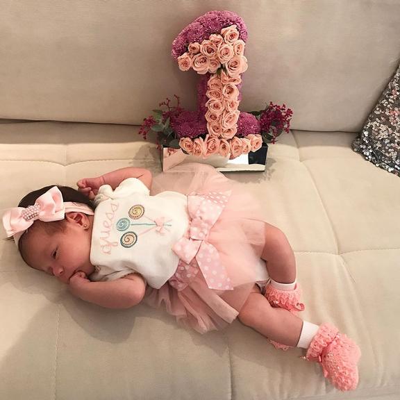 Amanda Françozo comemora o primeiro mês da filha