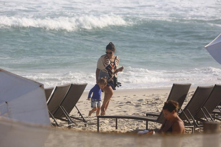 Michel Teló e Thais Fersoza com a família na praia