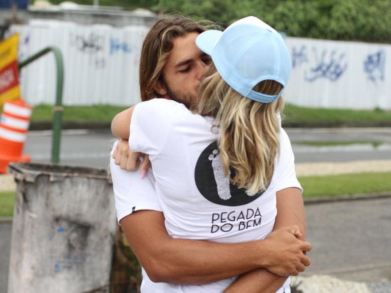 Isabella Santoni e o namorado participam de ação social na praia de São Conrado, no Rio