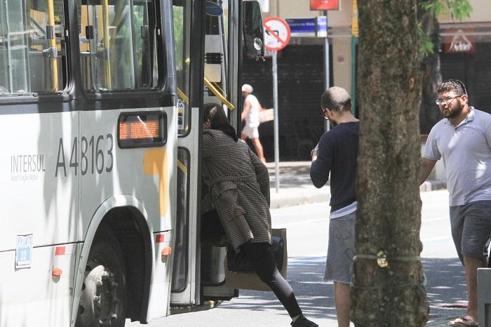 Leticia Colin andando de ônibus no Rio de Janeiro