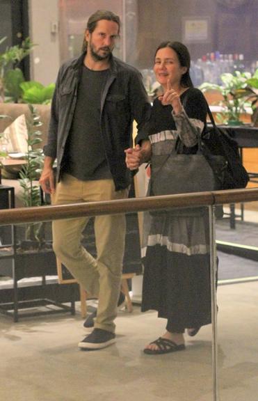 Adriana Esteves e Vladimir Brichta durante passeio no Fashion Mall
