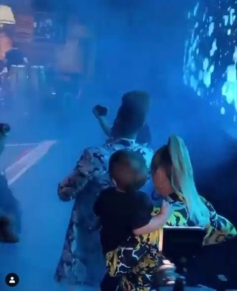 Filhos de Gusttavo Lima entram no palco durante show do cantor