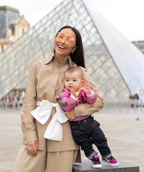 Sabrina Sato divide clique com a mãe e a filha em Paris