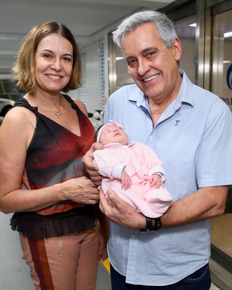 Mulher do sertanejo Henrique, Raíssa, filha de Mauro Naves, deixa a maternidade com a filha