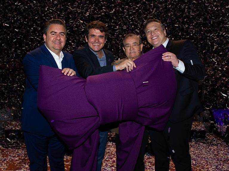 José Carlos Semenzato, Itamar Serpa, Jomar Beltrame e Marcel Szajubok celebram novidade da empresa no palco do evento