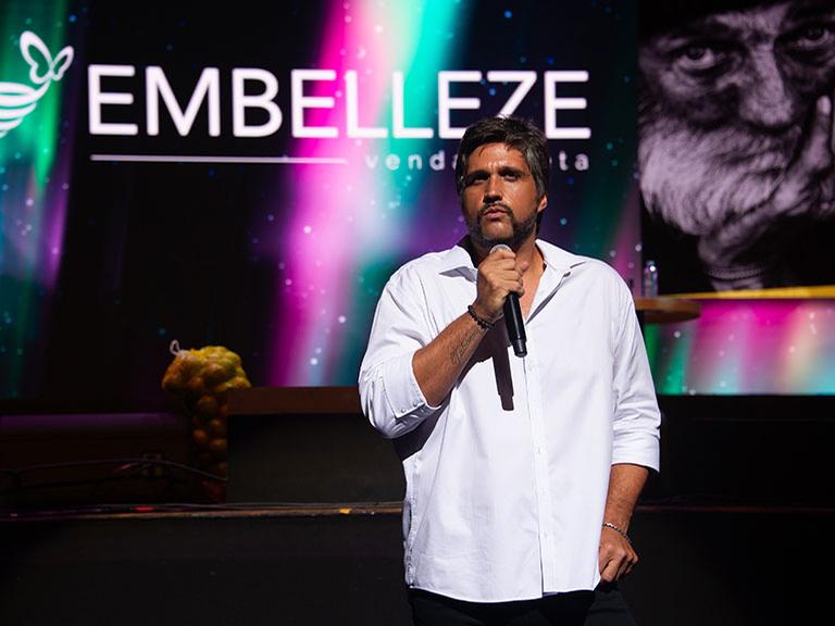 Léo Chaves discursa para a platéia do Grand Open Embelleze