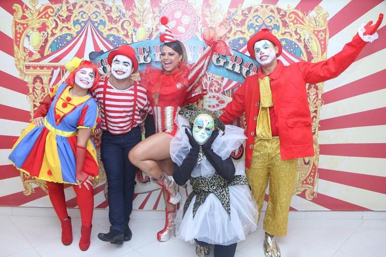 Com tema de circo, Vivi Araujo contou com traje especial inspirado em palhaços
