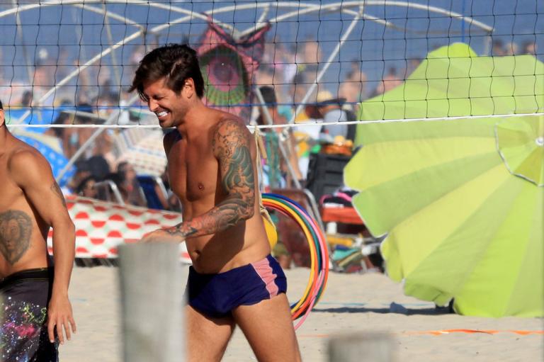 Dado Dolabella exibe boa forma ao jogar futevôlei no Rio