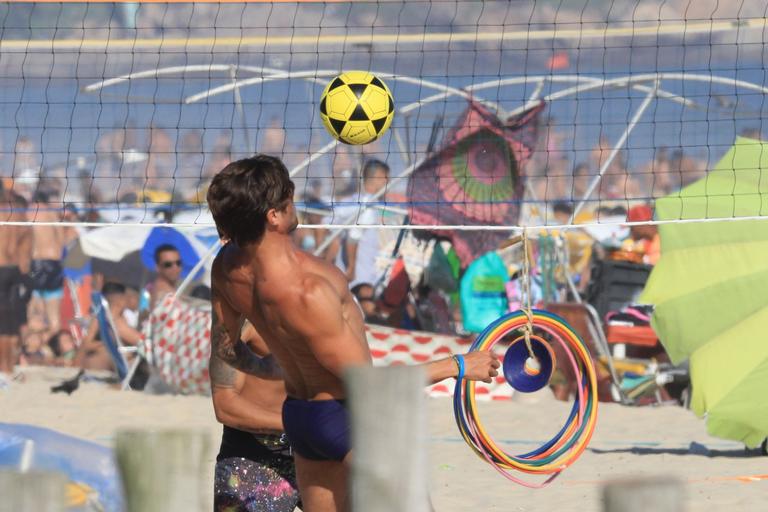 Dado Dolabella exibe boa forma ao jogar futevôlei no Rio