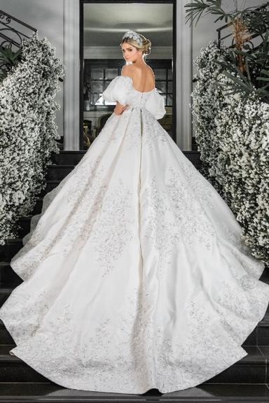Thássia Naves se casa com vestido de mais de R$200 mil