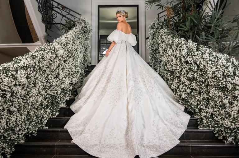 Thássia Naves se casa com vestido de mais de R$200 mil