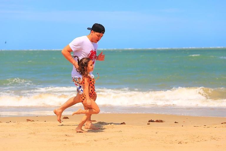 Wesley Safadão e família curtindo dia em praia do Ceará