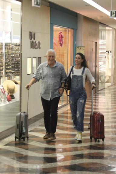 Antônio Fagundes e Alexandra Martins passeando no shopping