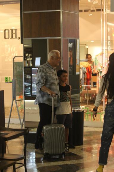 Antônio Fagundes e Alexandra Martins passeando no shopping