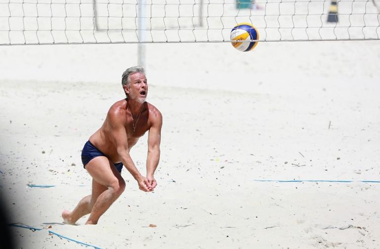 Aos 57 anos, Marcello Novaes ostenta corpão jogando vôlei 