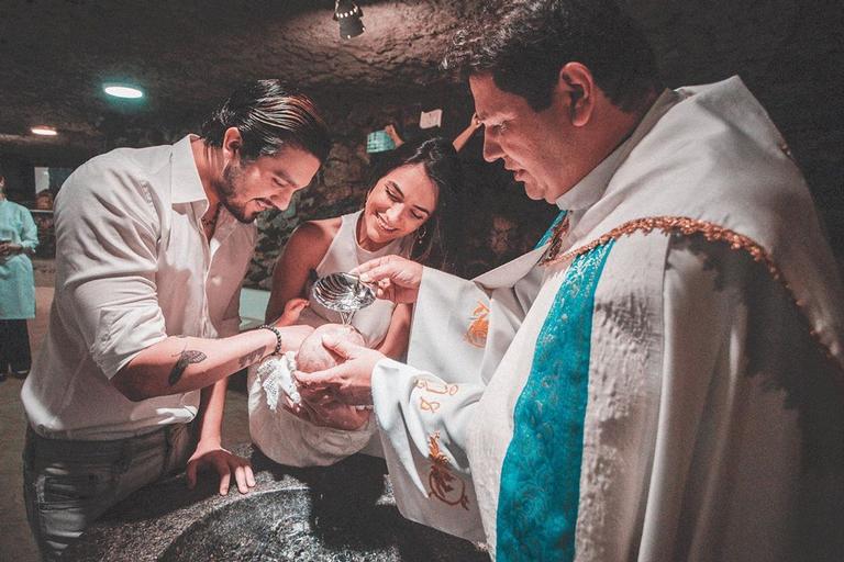 Luan Santana e Jade Magalhães participam de batizado da afilhada