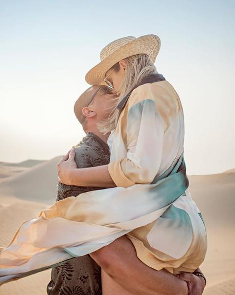 Carla Perez e Xanddy em deserto de Dubai