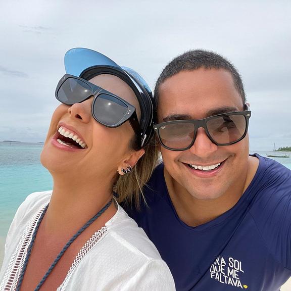 Carla Perez e Xanddy posam juntos nas Maldivas