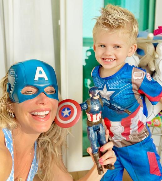 Filho de Karina Bacchi surge fantasiado de Capitão América e deixa web apaixonada