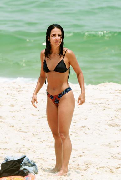 Pérola Faria exibe corpão em dia de praia no Rio